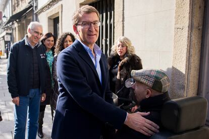 El líder del PP, este viernes durante un paseo por Monforte.