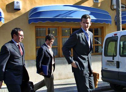 I&ntilde;aki Urdangarin (cartera marr&oacute;n) con Pepote Ballester (en el centro) y Diego Torres (corbata roja y gafas) a la salida de un restaurante de Palma de Mallorca, en una imagen de 2003.
