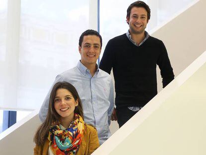 De izquierda a derecha, Mariana Molinares (Colombia), Eitan Fried (Chile) y Raymundo Garza (México), en el Instituto de Empresa, en Madrid.