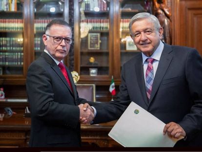 El presidente Andrés Manuel López Obrador recibe las cartas credenciales del embajador de Venezuela en México, Francisco Arias.