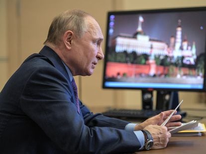 El presidente de Rusia, Vladímir Putin, en una videoconferencia, este jueves a las afueras de Moscú.