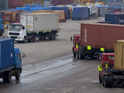Camiones transportan varios contenedores. EFE/Archivo