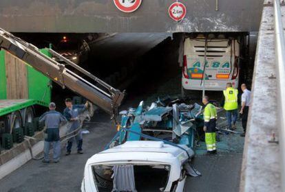 Imagen del estado del autobús tras sufrir el accidente. 