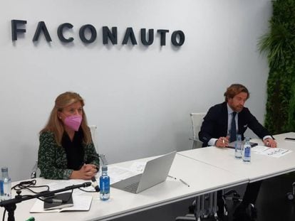 Marta Blázquez, vicepresidenta ejecutiva de Faconauto, y Gerardo Pérez, presidente de Faconauto, en rueda de prensa, este lunes.