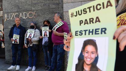 Amigos y familiares de Esther López, de 35 años, hallada muerta el sábado 5 de febrero de 2022 en una cuneta de Traspinedo (Valladolid), concentrados a las puertas del Juzgado de Instrucción Número 5 de Valladolid, antes de la declaración de Óscar S., el 25 de abril del año pasado.
