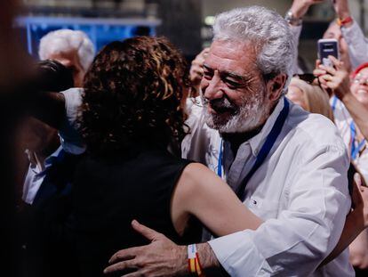 Isabel Díaz Ayuso abraza al director del Gabinete de la Presidencia de la Comunidad de Madrid, Miguel Ángel Rodríguez.