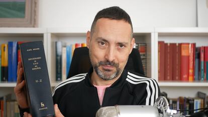 Alberto Bustos, durante la grabación de uno de sus vídeos de YouTube, en una imagen cedida por él.