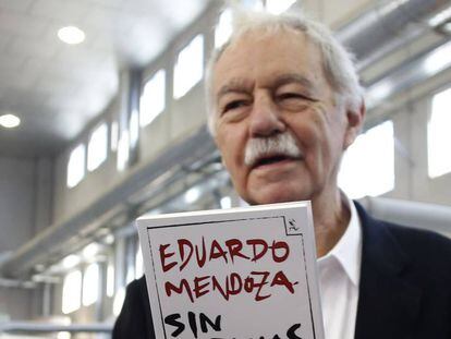 El escritor Eduardo Mendoza, en una imprenta.