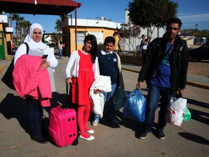 Una familia de refugiados sirios abandona el CETI de Melilla para embarcarse rumbo a Málaga.