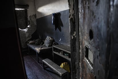 Interior de un edificio que Rusia utilizó como cárcel en la provincia de Jersón, el 19 de septiembre de 2022.