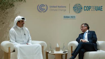 Gustavo Petro en reunión con el Emir de Qatar, Jeque Tamim bin Hamad Al Thani, durante la 28ª COP en Dubai.