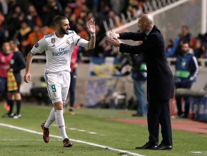 Zidane felicita a Benzema por uno de sus goles.