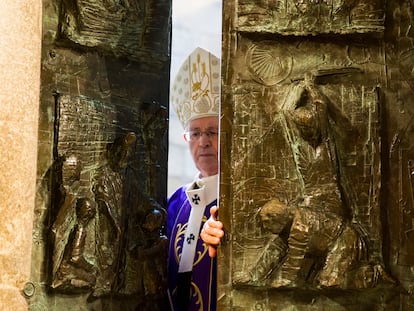 El arzobispo de Santiago, Julián Barrio, cruza la Puerta Santa de la Catedral de Santiago, en una imagen de archivo.