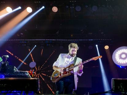 El guitarrista Juanma Latorre toca en el concierto de Vetusta Morla en le Palau Sant Jordi de Barcelona el pasado 21 de mayo.