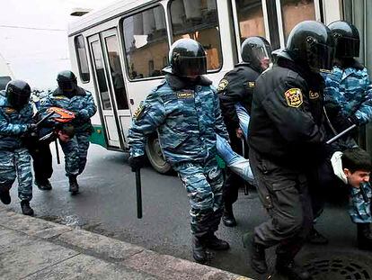 La policía antidisturbios detiene en San Petersburgo a dos opositores en una manifestación no autorizada.