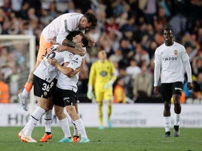 Los jugadores del Valencia celebran su victoria ante el Valladolid este jueves en Mestalla.