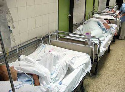 En grandes hospitales como este de La Paz (Madrid), las camas ocupan los pasillos del servicio de urgencias.