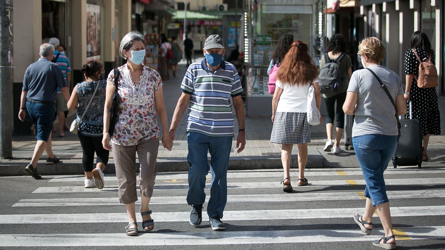 Varias personas pasean por L'Hospitalet de Llobregat (Barcelona).