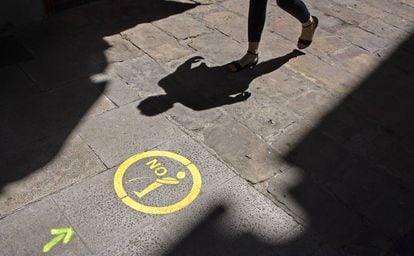 En la imagen, una se&ntilde;al pintada en el suelo de &quot;prohibido orinar&quot; instaladas por el Ayuntamiento de Manresa (Barcelona).