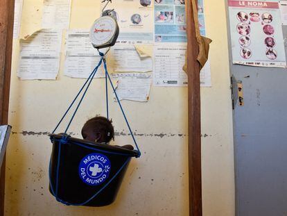 Fatimata Badini, de 13 meses, es pesado en un control sobre malnutrición en el centro médico de Dori, Burkina Faso.