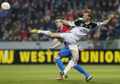 El jugador del Fenerbahce Dirk Kuijt intenta controlar el balón.