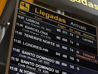 Uno de los paneles de información sobre vuelos en el aeropuerto de Madrid-Barajas.