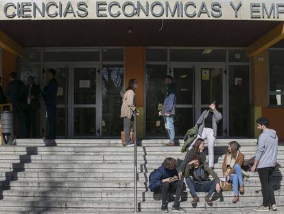 Universitarios en las escaleras de la Facultad de Ciencias Económicas y Empresariales de la Universidad Autónoma de Madrid.