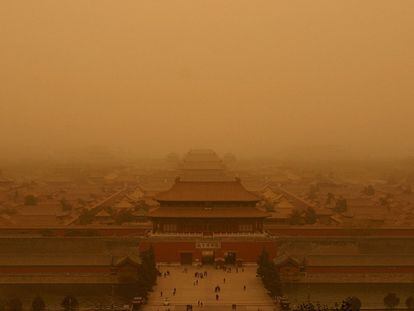 La fuerte tormenta de arena ha asolado durante las últimas semanas el noroeste de China. En Pekín se han registrado vientos de hasta 100 kilómetros por hora y la ciudad se encuentra cubierta por una densa nube de arena y polvo.