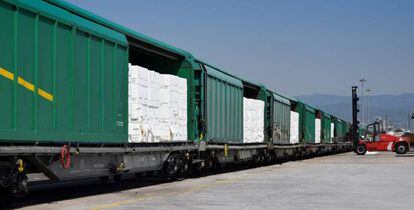Operación de carga de un tren de mercancías.