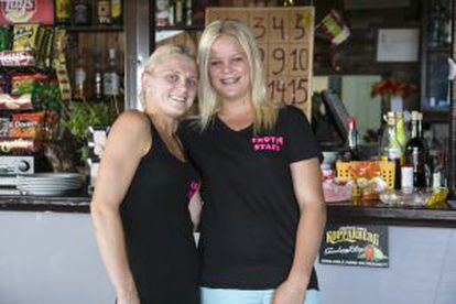 De izquierda a derecha, Kayleigh Smith y Sophie Jones en el bar que trabajan en Calpe.