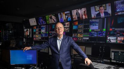El periodista mexicano Ciro Gómez Leyva en el estudio de audio y monitoreo de Imagen Noticias.