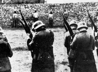 Un pelotón alemán se prepara para fusilar por la espalda a varios condenados.