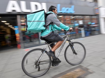 Un repartidor de Deliveroo en Londres, en enero de 2020.