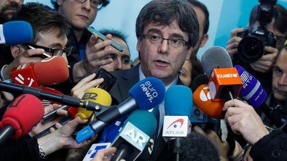 Carles Puigdemont hace declaraciones a los medios tras reunirse con Roger Torrent el pasado d&iacute;a 24 en Bruselas.