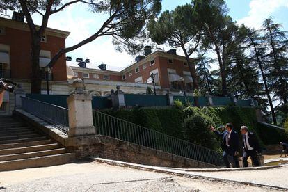 Sánchez enseña a Torra los exteriores del Palacio de La Moncloa. 