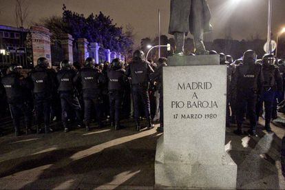 La policía logró rodear a un grupo de manifestantes en la Cuesta Moyano, Madrid a los que pidió su documentación.