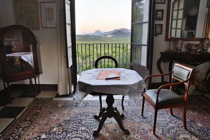 Estancia de la casa de Francisco Brines en Oliva, donde solía comer, con la montaña del Montgó al fondo.