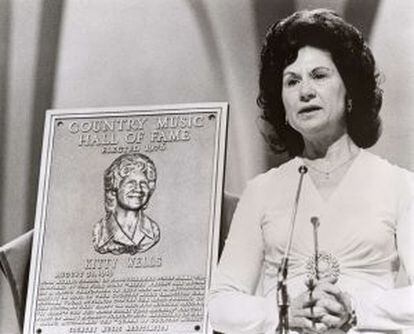 Kitty Wells, cuando fue incluida en el Sal&oacute;n de la Fama de la M&uacute;sica Country, en 1976.