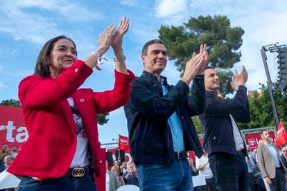 La candidata a la alcaldía de Madrid, Reyes Maroto; el presidente del Gobierno, Pedro Sánchez; y el candidato a la Comunidad de Madrid, Juan Lobato, en un mitin en Madrid este jueves.