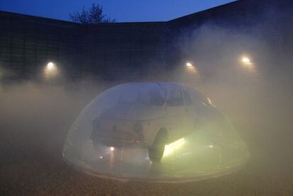 El coche <i>Breather, </i>obra de Andrea Polli, envuelto en una membrana transparente que funciona como un pulmón.