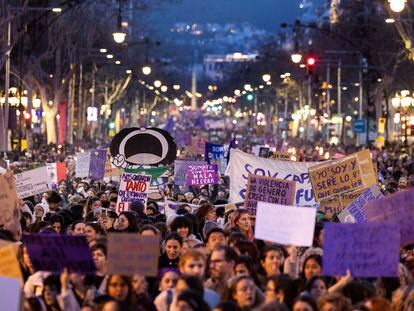 Asistentes a la manifestación del Día Internacional de la Mujer en Barcelona, el viernes en Barcelona.