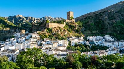 Panorámica del municipio jienense de Cazorla coronado por el castillo de La Yedra.