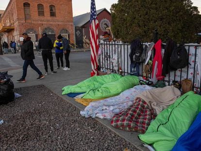 Migrantes duermen en la acera la mañana de este lunes en El Paso, un día después de la visita de Biden.