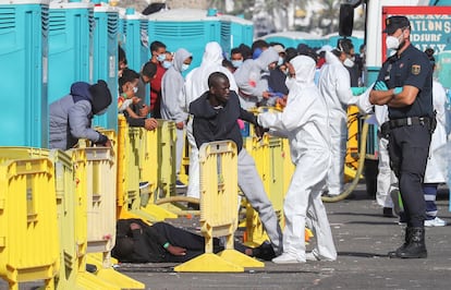 Salvamento Marítimo rescata a 284 ocupantes magrebíes (uno de ellos muerto) de 10 pateras en Gran Canaria, el 25 de noviembre.