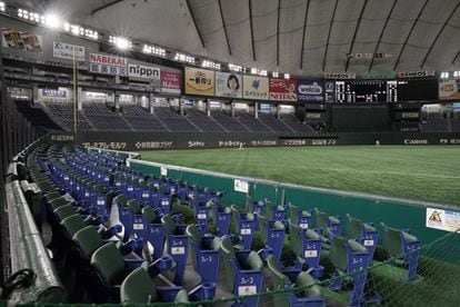 Partido de béisbol entre el Yomiuri Giants y el Tokyo Yakult Swallows jugado en Tokio a puerta cerrada. Imagen tomada el 29 de febrero.