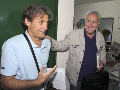 El secretario general del IU en Extremadura, Pedro Escobar (izquierda), con el secretario federal, Cayo Lara, antes de reunirse