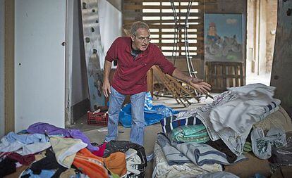 Un voluntario organiza el material en la Fabra i Coats.