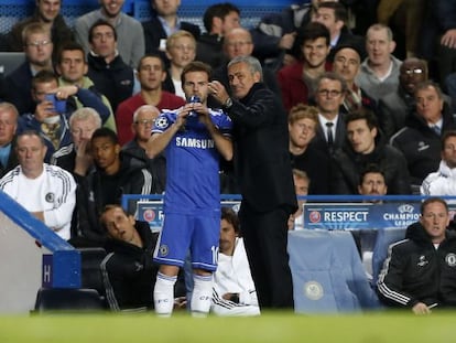 Mata recibe instrucciones de Mourinho