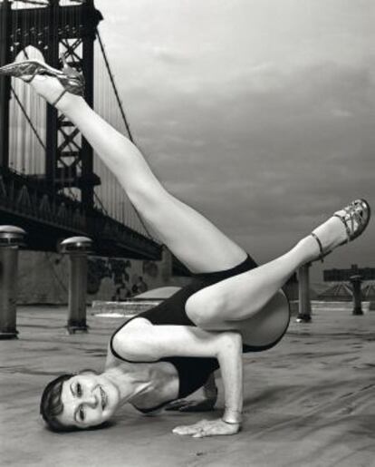 Sharon Gannon, creadora del yoga Jivamukti junto a David Life, en el puente de Manhattan, en Brooklyn (Nueva York), en mayo de 2006.