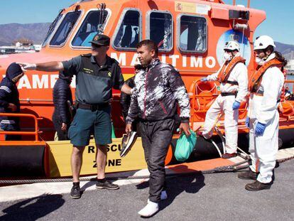 Desembarco, este jueves, de un grupo de migrantes en el puerto de Motril (Granada). 